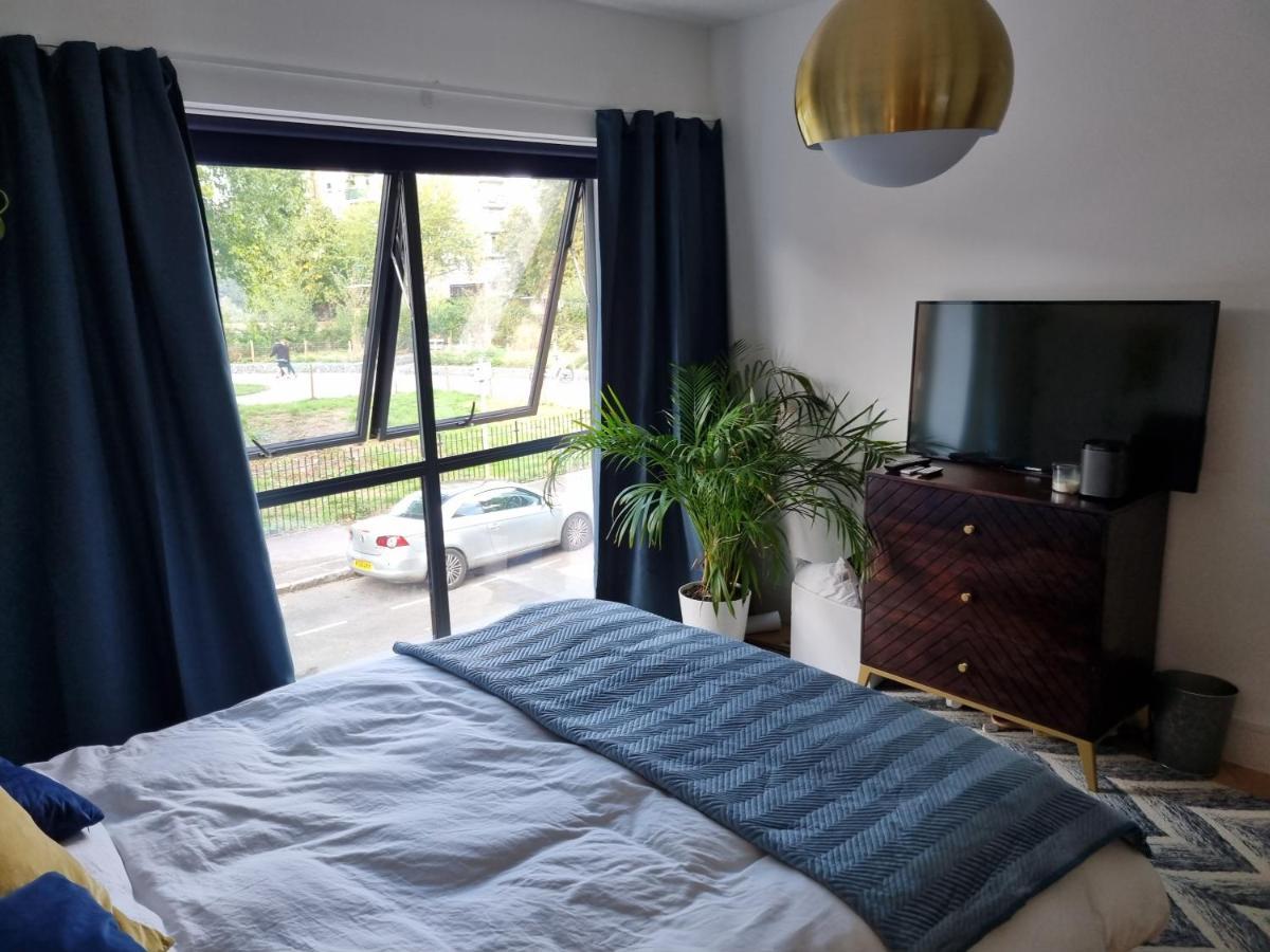 Bright Spacious Apartment In The Park Лондон Екстериор снимка